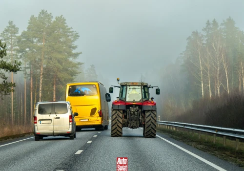 Traktor jedzie 30 km na godz., a na jezdni podwójna ciągła. Wyprzedzisz? Kierowcy nie znają tych przepisów
