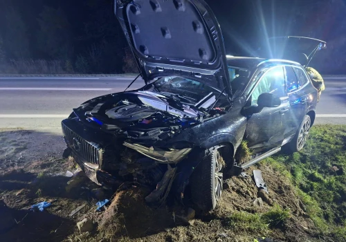 Auto w rowie, kierowca w szpitalu. Groźny wypadek z udziałem trzech osób