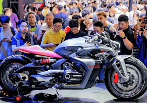 Chińczycy pokazali motocykl z wtyczką. Specyfikacja? Tajemnica