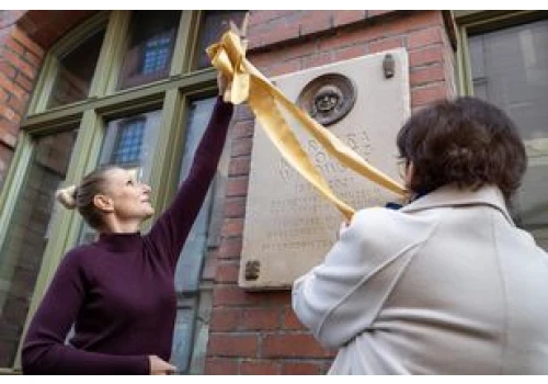 Toruń upamiętnił współtwórczynię Muzeum Toruńskiego Piernika. Odsłonięto tablicę