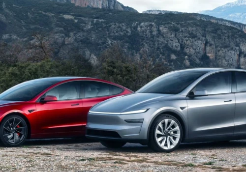 Tesla wprowadza poprawki do Modeli 3 i Y. Większy ekran i zasięg