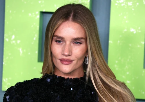 Rosie Huntington - Whiteley w zachwycającym jesiennym zestawie. Ikona