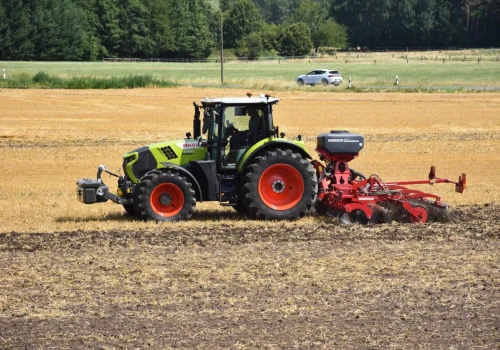 CLAAS pokazał nowe ciągniki. 6 cylindrów, bezstopniówka i nawet 185 KM