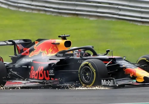 Verstappen wreszcie wygrał. Pierwszy triumf w sezonie po szalonym wyścigu