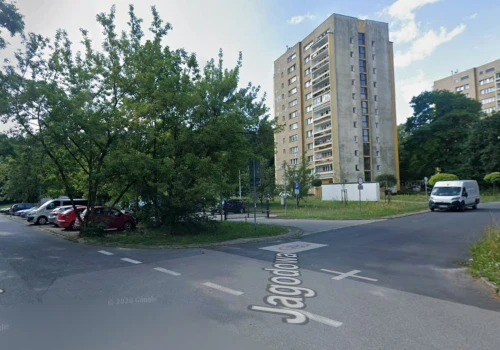 Rozlewisko przy ul. Jagodowej. Wpusty oczyszczono, ale samochody utrudniają sprzątanie
