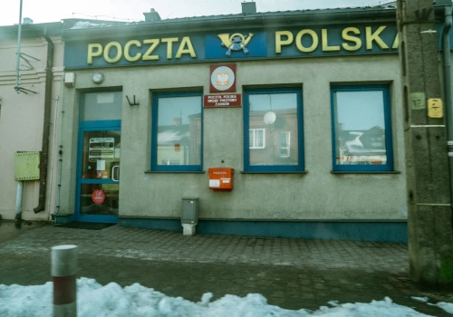 Poczta chwali się „tysiącami placówek”. W treści komunikatu liczba jest skromniejsza