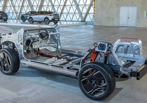 Stellantisowi nadal brakuje baterii Long Range. Fabryki aut elektrycznych z przestojami w październiku