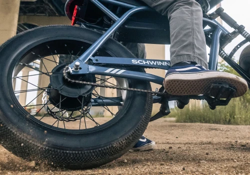 Ma koła jak kompaktowy rower i sylwetkę małego motocykla. Schwinn znalazł ciekawy środek