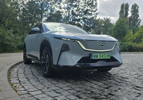 Zrobiłem 1000 km Mazdą CX-6e. Wygląda obłędnie, ale jej obsługa wymaga wprawy