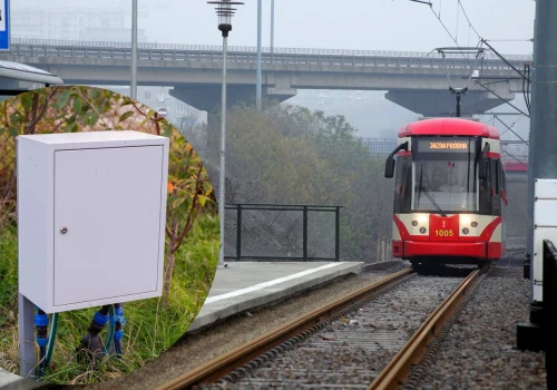 Niepozorna skrzynka przy torach. Prawie nikt nie wie, do czego służy