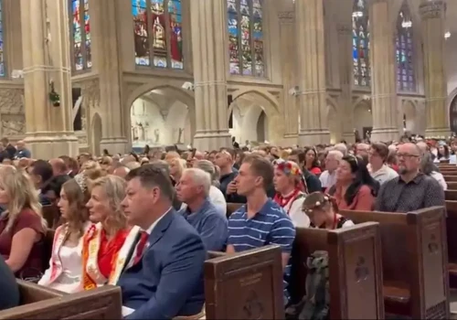 „Niech Bóg prowadzi Paradę Pułaskiego!”. Polonia rozpoczęła swoje święto w katedrze św. Patryka