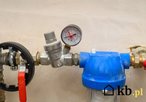 Po 20 latach odsłonili instalację wodną. Hydraulik dokładnie obejrzał stare rury