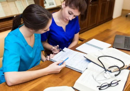 Stypendia dla studentów pielęgniarstwa. Można otrzymać 1,5 tys. zł miesięcznie