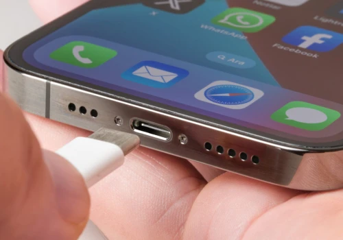 Prosty sposób na problemy z ładowaniem. Jak wyczyścić port USB-C w telefonie?