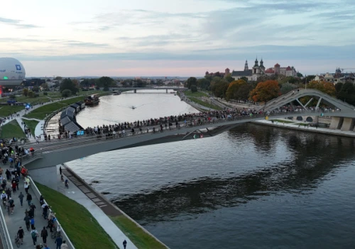 Nowa kładka na Wiśle w Krakowie już otwarta. Przeprawa, jakiej jeszcze nie było