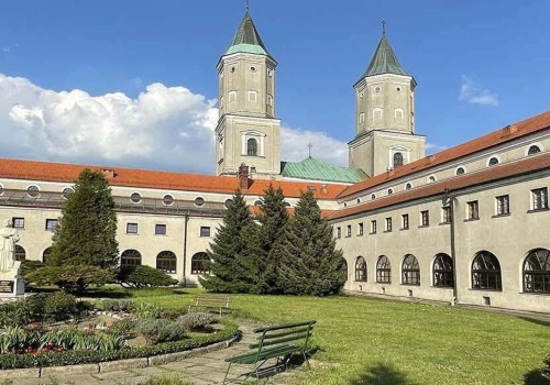 Ksiądz Marek, ranny od napastnika w Jarosławskim Opactwie, odłączony od respiratora. Nowe informacje