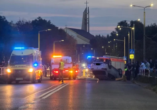 Samochód dachował w Podłężu. Droga została zablokowana