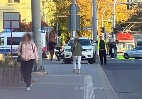 Zmieniał pas jezdni, nie zauważył jadącego tuż obok skutera. 53-latek w szpitalu