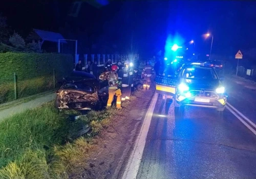 Koszmar na drodze. Osobówka zmiażdżona po zderzeniu z ciężarówką