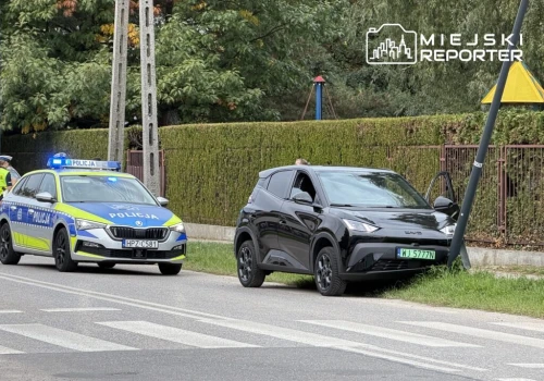 Samochód elektryczny BYD uderzył w latarnię na Targówku
