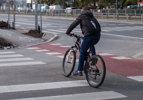 Znak P-10 to pułapka na rowerzystów. Jak można uniknąć mandatu?