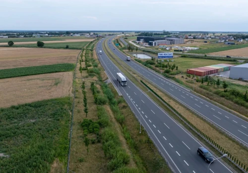 Jak konstrukcje reklamowe przy trasie prowadzą klientów do obiektu poza miastem?