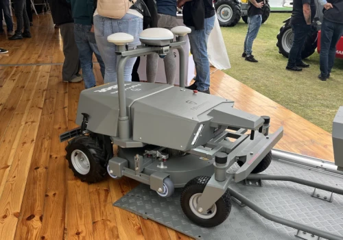 Robot zamiast kolejnego ciągnika w sadzie. Ma kosić, opryskiwać i pracować autonomicznie