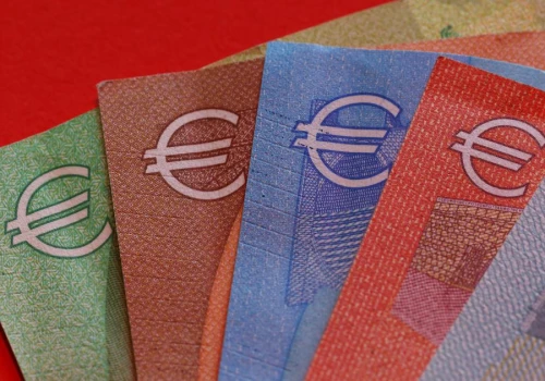 Euro najsłabsze od 17 miesięcy. Inwestorzy obawiają się ryzyka fiskalnego w Europie