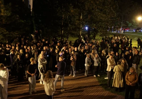 Biskup w asyście policji. Parafianie otoczyli kościół