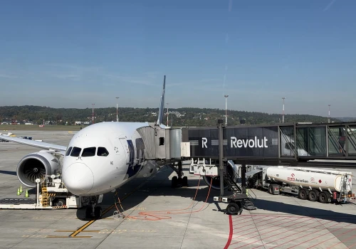 Revolut zdominował przestrzeń Kraków Airport. Fintech pojawił się na „rękawach”