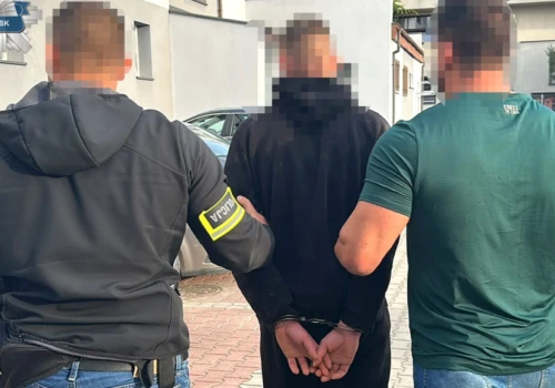 Cztery sądowe zakazy nie powstrzymały 26-latka. Ucieczka przed policyjnym patrolem skończyła się dachowaniem