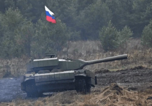 Rosyjski bezzałogowiec na bazie T-72 utknął w błocie podczas ćwiczeń