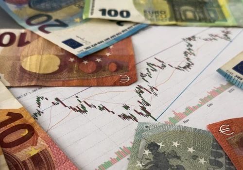 Euro najsłabsze od 17 miesięcy. Inwestorzy obawiają się dwóch krajów