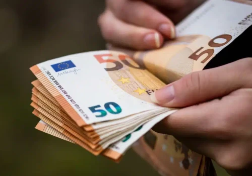 Kurs EUR/USD najniżej od 17 miesięcy. Czy Francja wywoła nowy kryzys strefy euro?