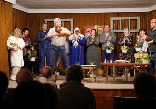 Teatr z Milikowa wraca do Trisii. Bilety na „Ablez prosto z Ławy” od środy