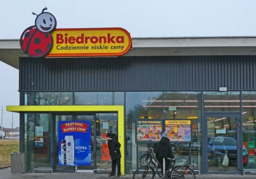 W Biedronce zaczęło się po weekendzie. Owoce i warzywa ponad 65% taniej, w ofercie prezenty na Dzień Nauczyciela