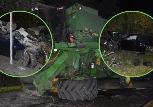 Renault wbiło się w kombajn John Deere pod Chełmem. 29-latek nie żyje