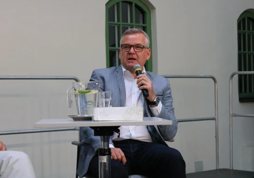 Artur Andrus odwiedzi gminę Grabica. Zapowiada się wieczór pełen humoru i dobrej muzyki
