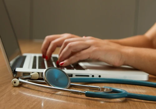 74% firm healthcare ma problem z rekrutacją. AI zwiększa zapotrzebowanie na specjalistów