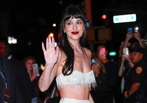 Najmodniejszy kolor paznokci na jesień inspirowany jest old Hollywood glamour. Ten „bogaty” odcień noszą wpływowe kobiety