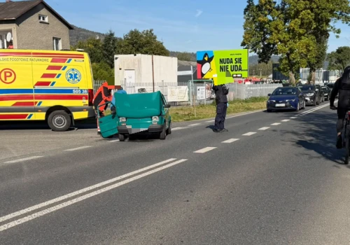 81-letni senior za kierownicą Fiata 126p. Nie ustąpił pierwszeństwa, dwie osoby w szpitalu