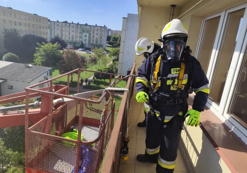 Strażacy ćwiczyli pożar mieszkania. Wykorzystali do tego puste lokum na Osiedlu Stare Sady