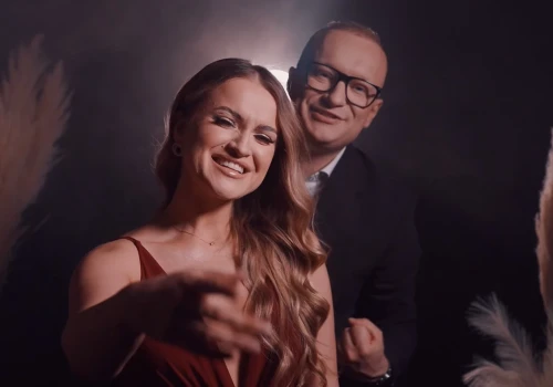 Piękny pierścionek! Alexa & Fonzy znani z „Disco Star zaręczeni, ogłosili też płeć dziecka