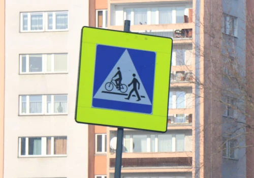 „Zombie” na ulicach Krakowa. Telefon i słuchawki odcinają od otoczenia