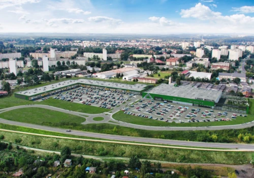 Nowy park handlowy w Bolesławcu gotowy do otwarcia. Znamy wszystkie 14 marek
