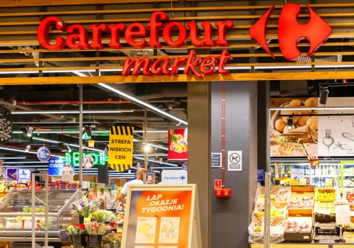 Będą kolejki do kas, bo warto zrobić zapasy na święta. Carrefour Market sprzedaje karton po 1,79 zł