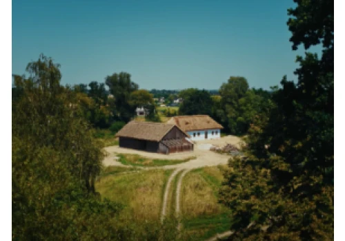 Zabytkowa chałupa i stodoła, które kolidowały z węzłem na Zakopiance odtworzone w skansenie