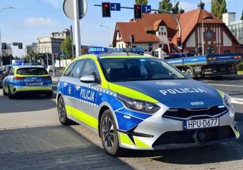 Spektakularne zderzenie osobowe i autobusu na Raszkowskiej (ZDJĘCIA)