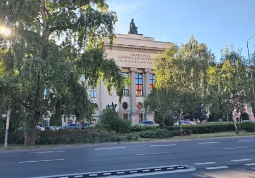 Fałszywe reklamy studiów z dopłatą od AGH. Uczelnia ostrzega przed oszustwem