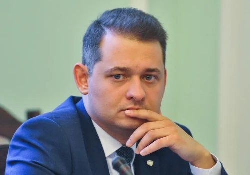 Poseł Król wciąga rząd do swojej sprawy. „To pułapka na koalicję”